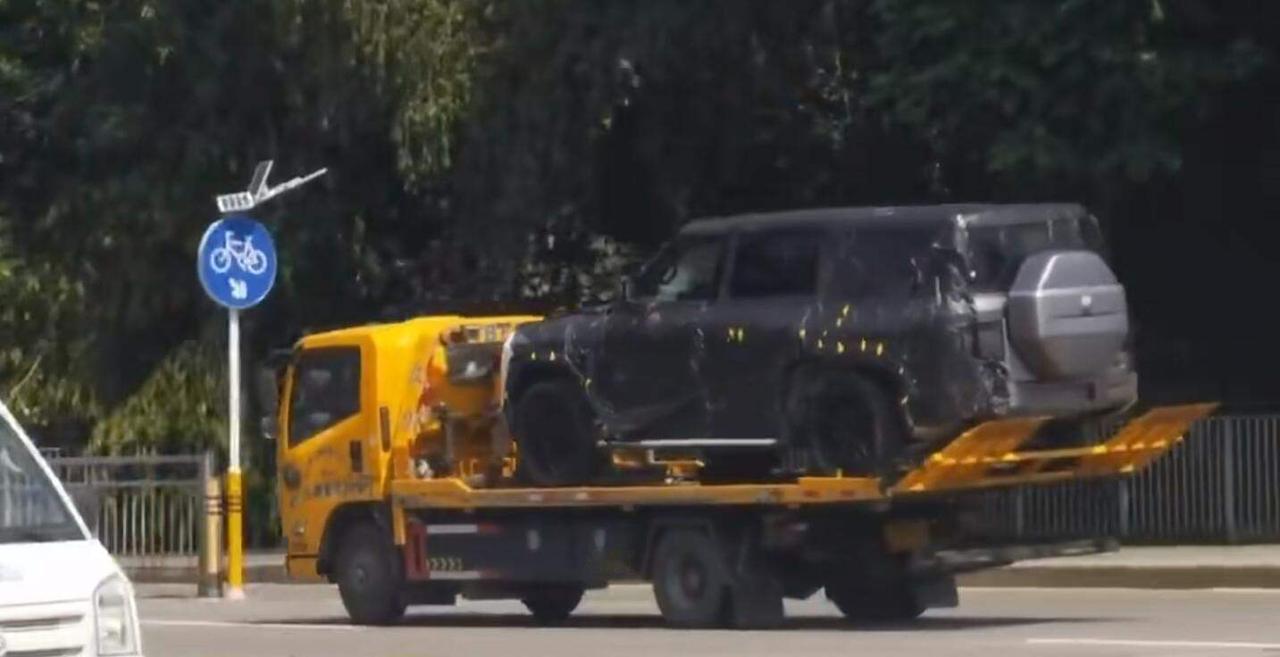 【后排可以期待 疑似仰望U8加长版谍照 】日前，网络上曝光了一组疑似仰望U8加长