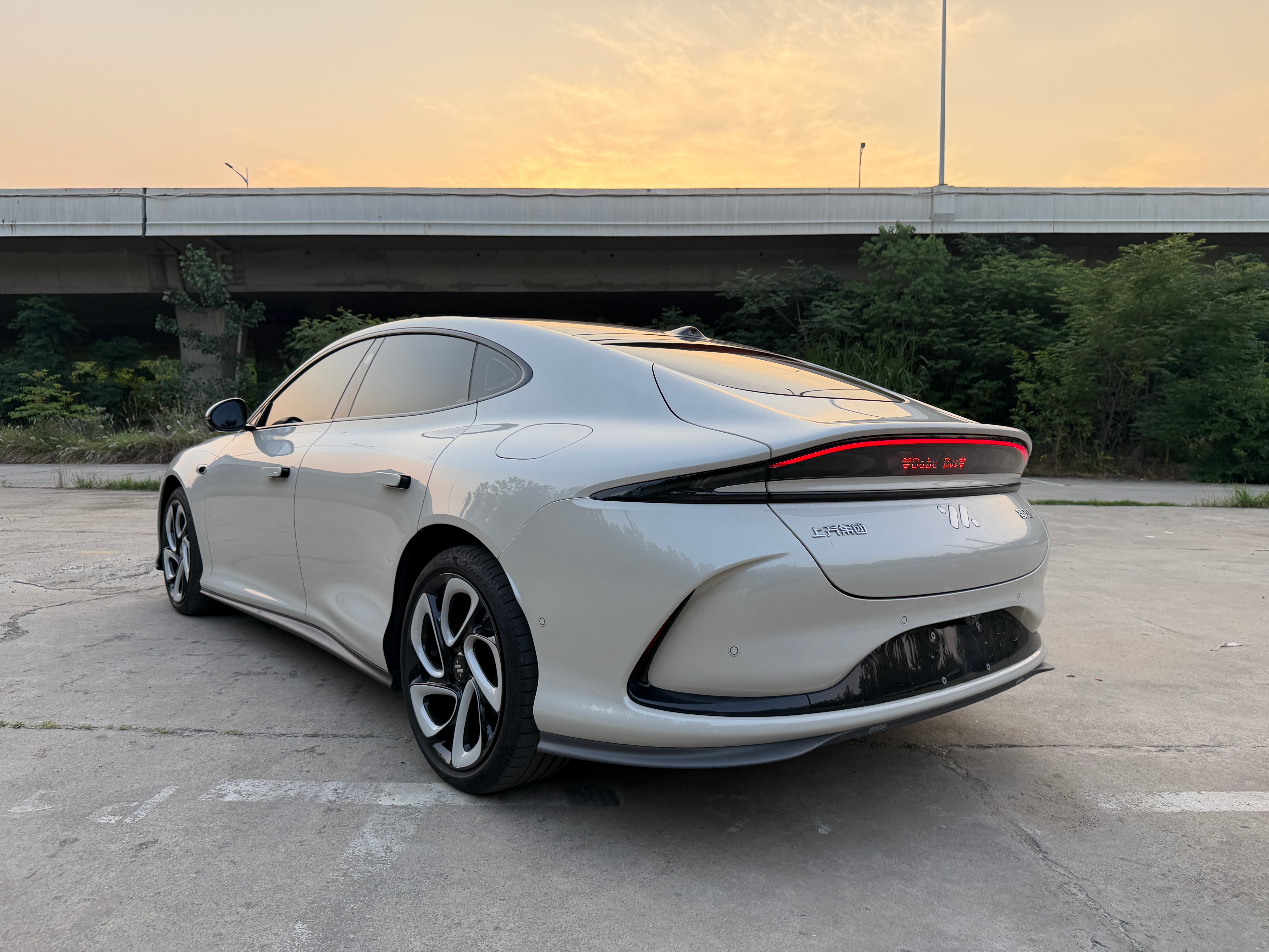 今天拍摄的这台车，是我店里刚收的一台24年6月上牌，4万公里的智己L6，卖13.