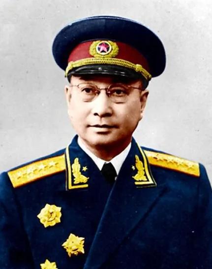 1961年,陈赓见到老战友粟裕，已患病的陈赓依然非常风趣地跟粟裕提建议：“你官大