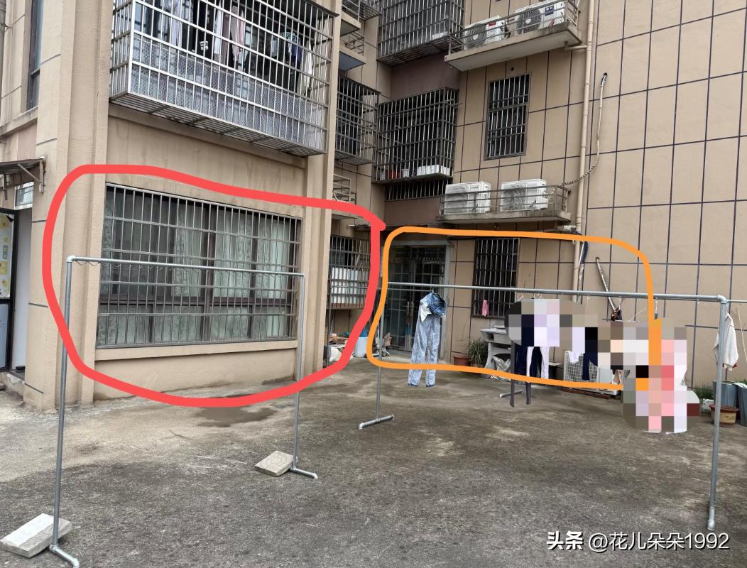 这种露台怎么划分？
红色自己家，黄色邻居家。
   1.这种露台。只有从3楼自家