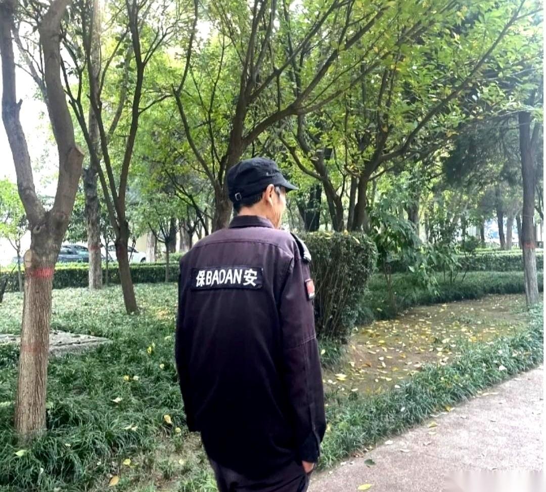 就因为一句“血压高，上不了夜班了”，保安老王，昨天被辞了。
60岁，干了好些年了
