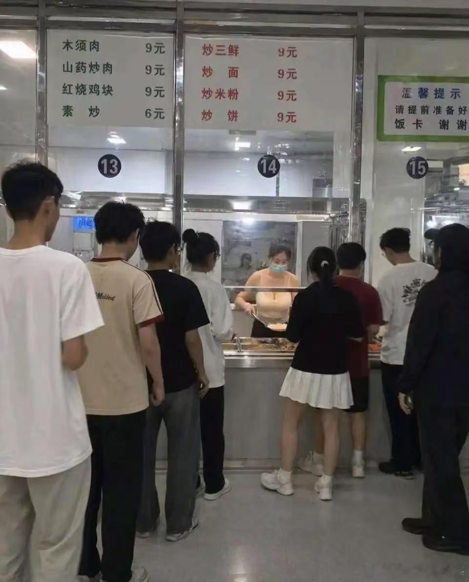 这是哪家金拱门 ，哪个大学的食堂，我要去吃饭！ 