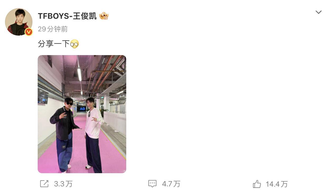 王俊凯分享与周杰伦合照周杰伦王俊凯比耶合照 分享了和周杰伦的比耶合照，又幸福了小