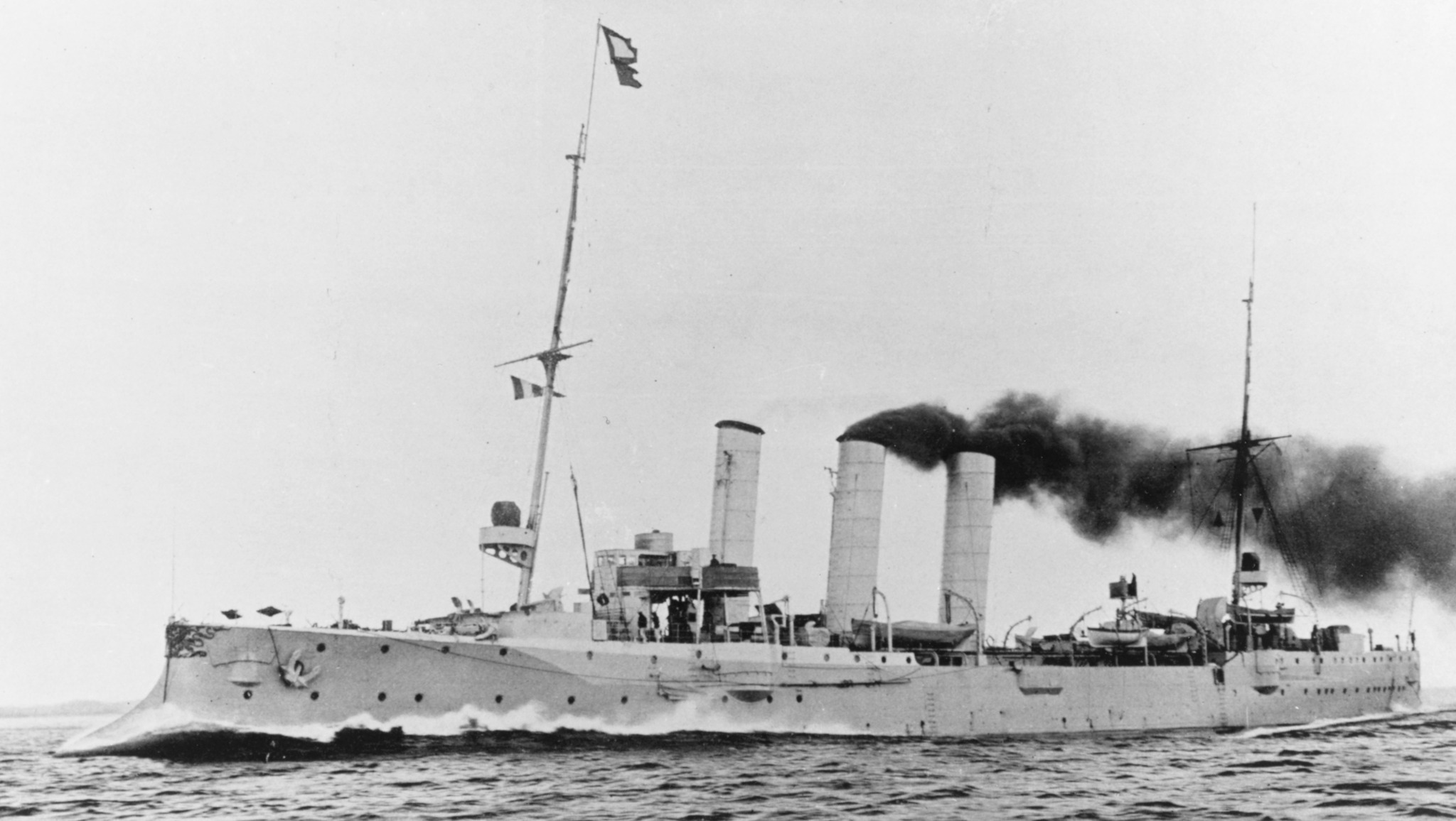 飞扬军事 今天是美国国家啤酒日。1926年禁酒令期间，德国海军汉堡号轻巡洋舰 在