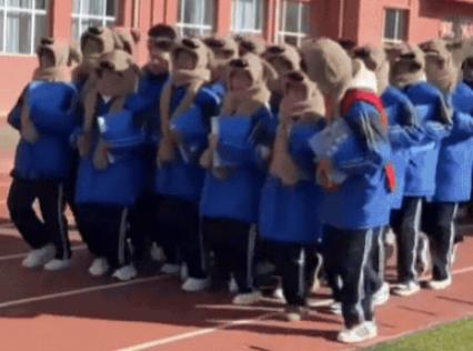 这老师火了！山东一班主任怕学生跑操冷，竟然给每个学生都买了个帽子，全部同一款式，