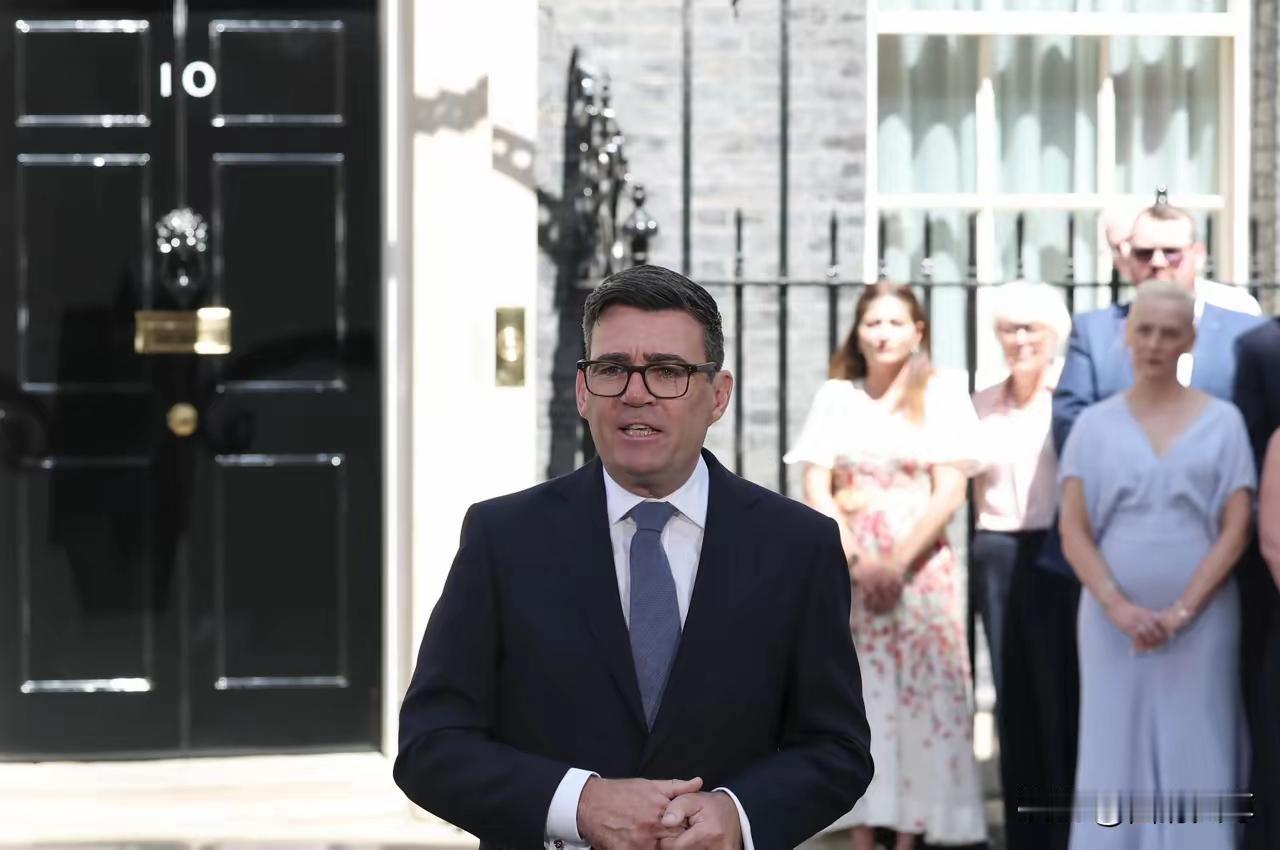 泽连斯基的笑脸后面，
英国会不会冒出一道靓丽的风景线？

泽连斯基“龙颜大悦”!