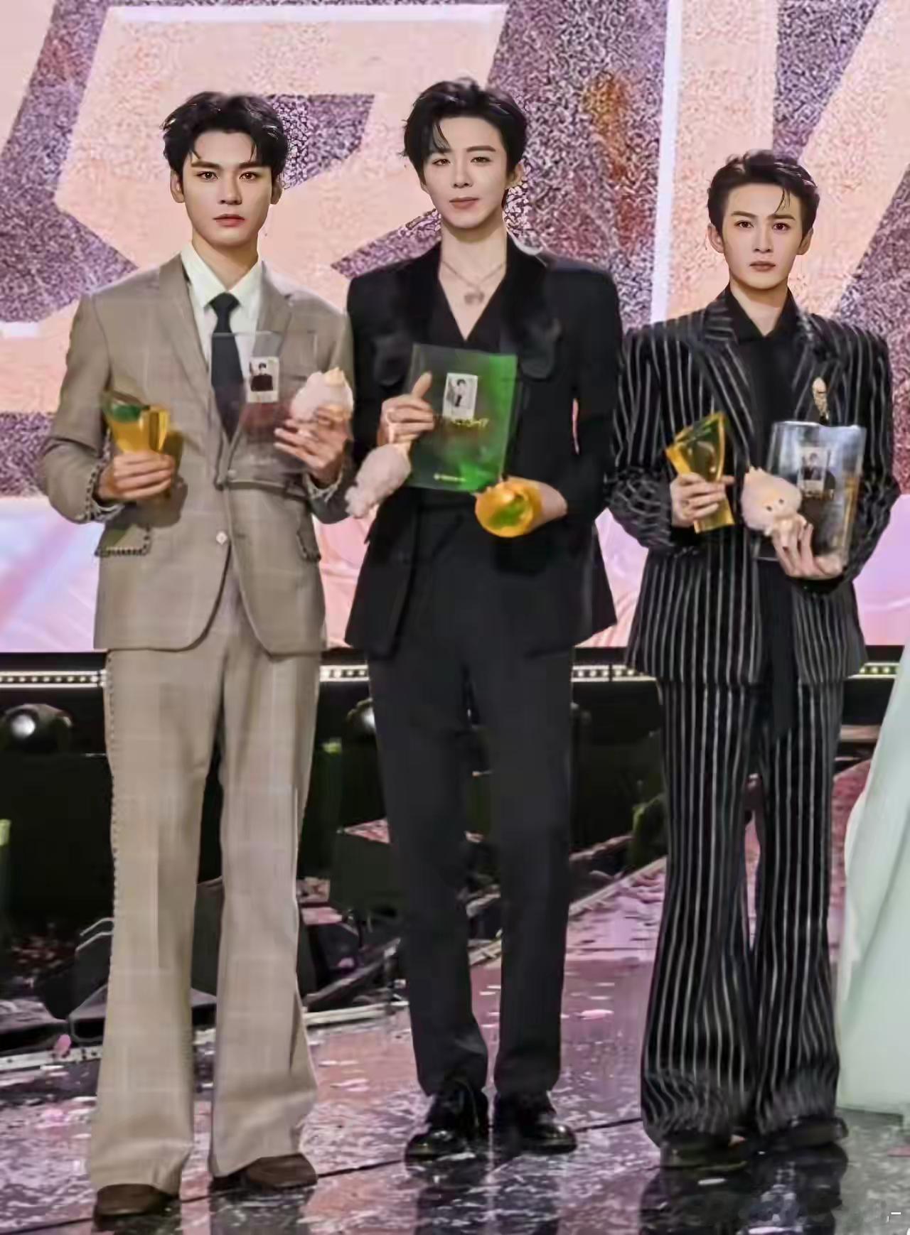 龚俊 刘宇宁 檀健次同框  檀健次虽然身高不是最高的，但明显脸是最帅气的！ 