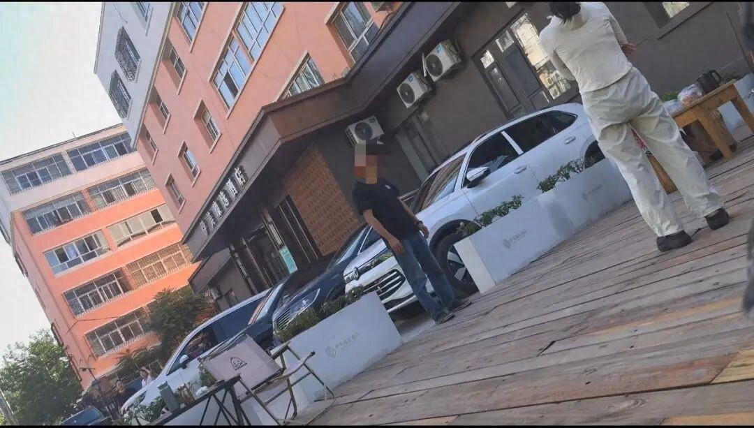 离谱！新疆伊宁，重庆游客王先生一行三人深夜抵达当地一家酒店，因只剩一间大床房，两