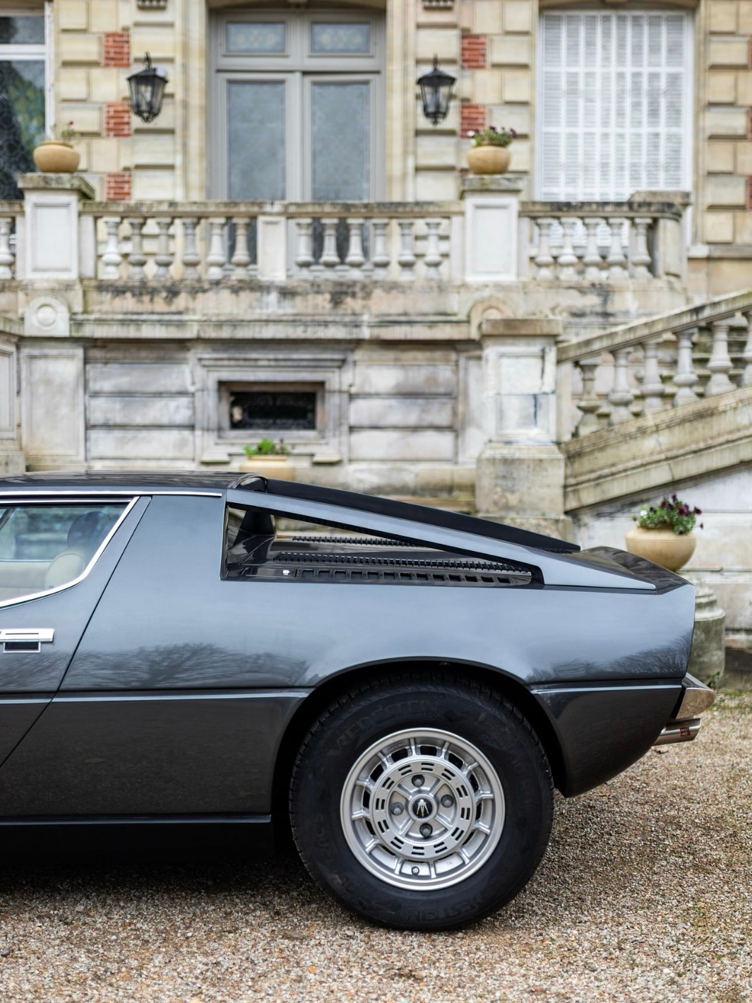 这款70 年代的玛莎拉蒂 Merak SS，有着意式棱角美学，经典三叉戟，藏着旧