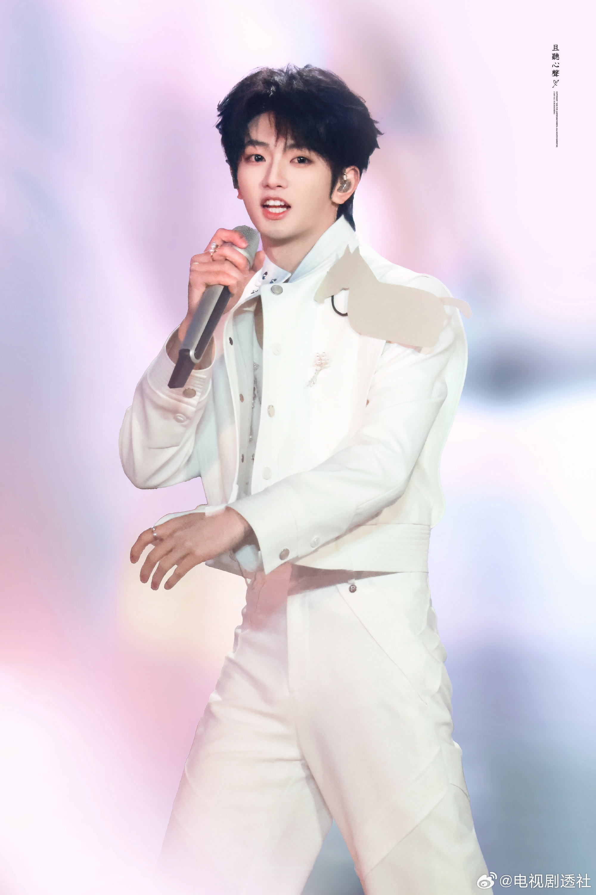 穆祉丞新综艺应援大屏，成了“周五晚高疯一下有限公司形象大使”了！哈哈哈接常驻！穆