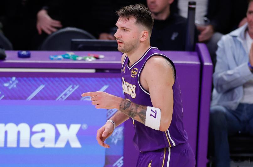 昨日NBA官网公布了最新一期的常规赛MVP榜单，东契奇排名第三。湖人媒体Bron