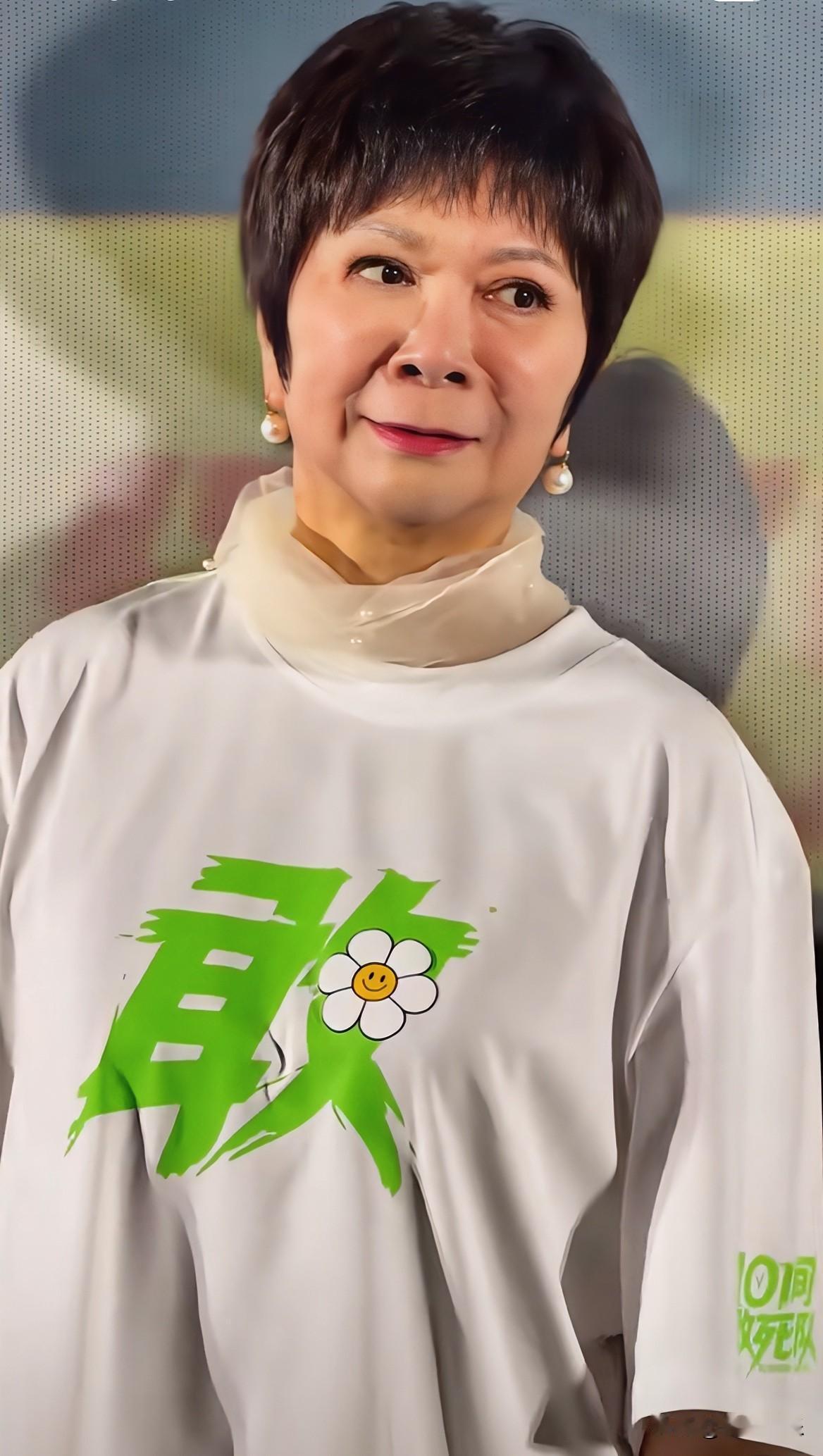 小s的家婆也长这样！
鬓角留那么长就是掩盖手术痕迹，你看庆奶也是这样，耳朵也这么