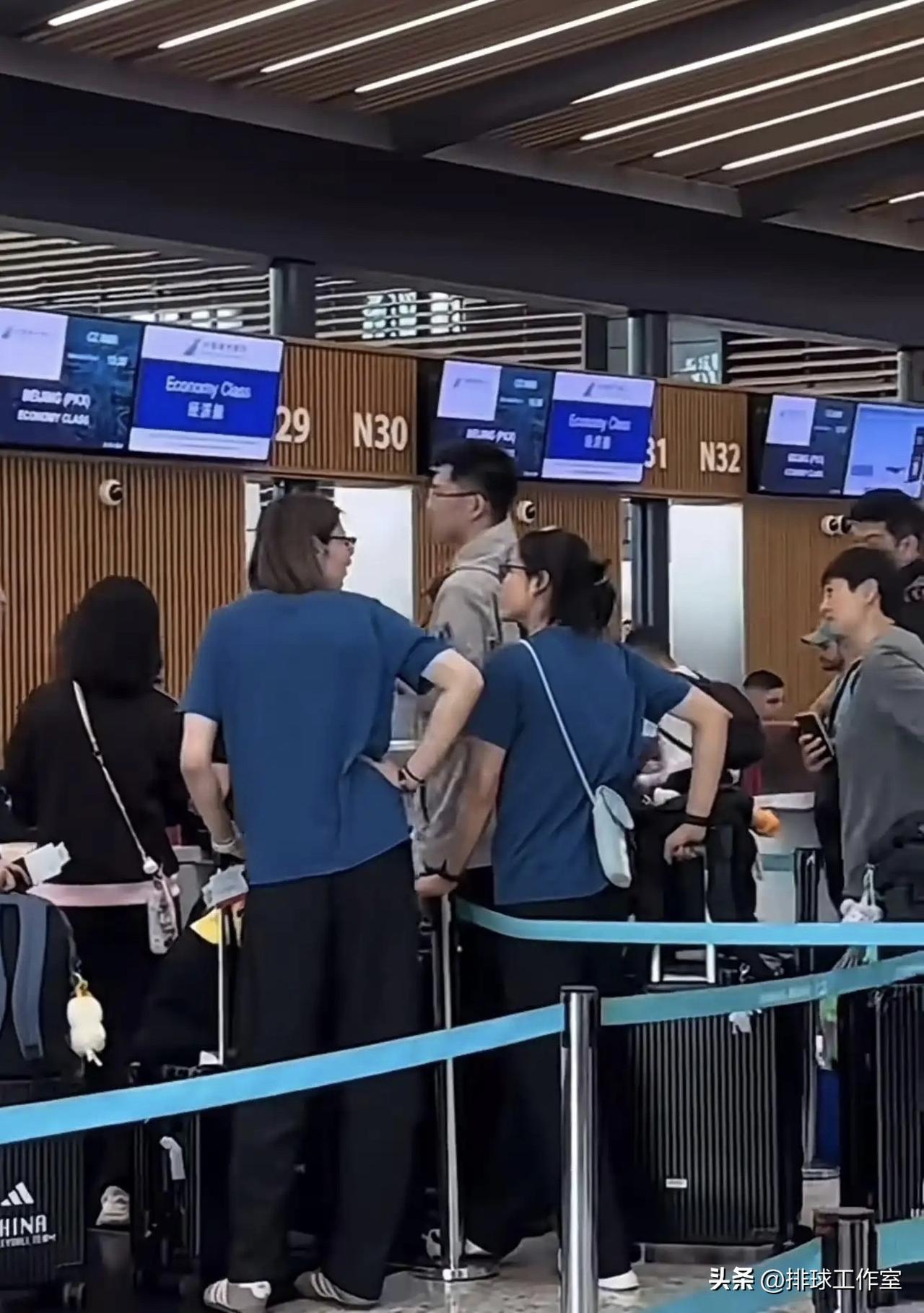 中国女排今日凌晨抵达香港机场

第三周香港站加拿大范赖克大力跳发，威力巨大，建议