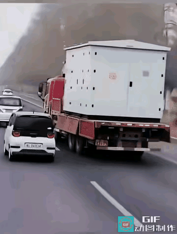 大车真坏，挡住后面的小车不让超车，一看就是故意的。
一辆箱货在前面龟速行驶，后面