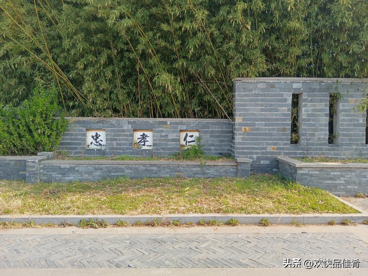 四川公交车上的广告，贞洁是对男女双方的要求。忠贞和洁身自好难道不应该是坚持的传统