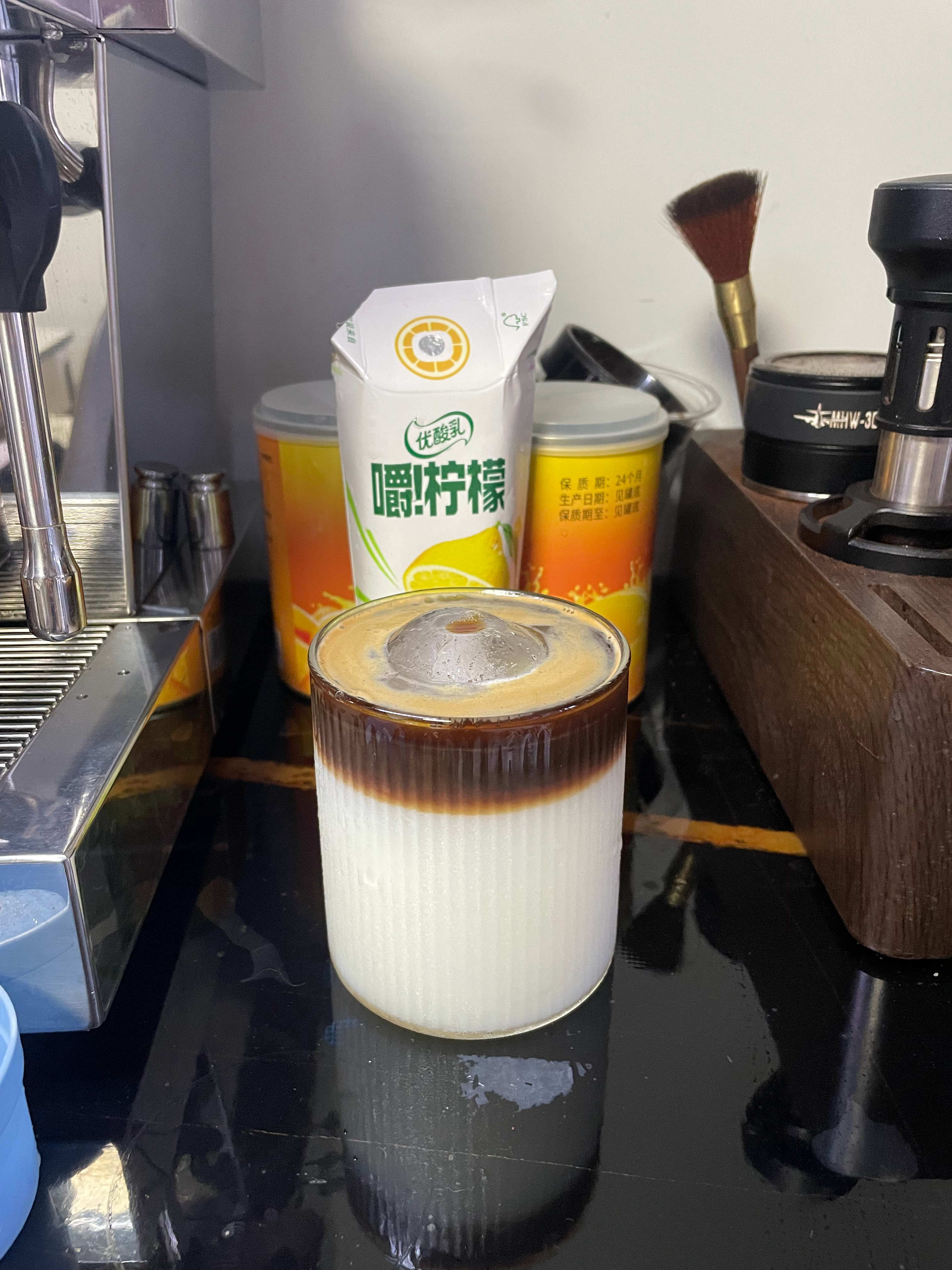 嚼柠檬拿铁我女儿说这个嚼柠檬很好喝，一定让我尝尝配咖啡，有点酸了，单独喝也还行，