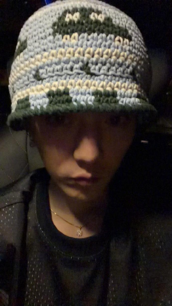 5 种发色与鹿晗的休息自拍相融，少女粉透着梦幻，浅亚麻显绅士，没有刻意摆拍的画面