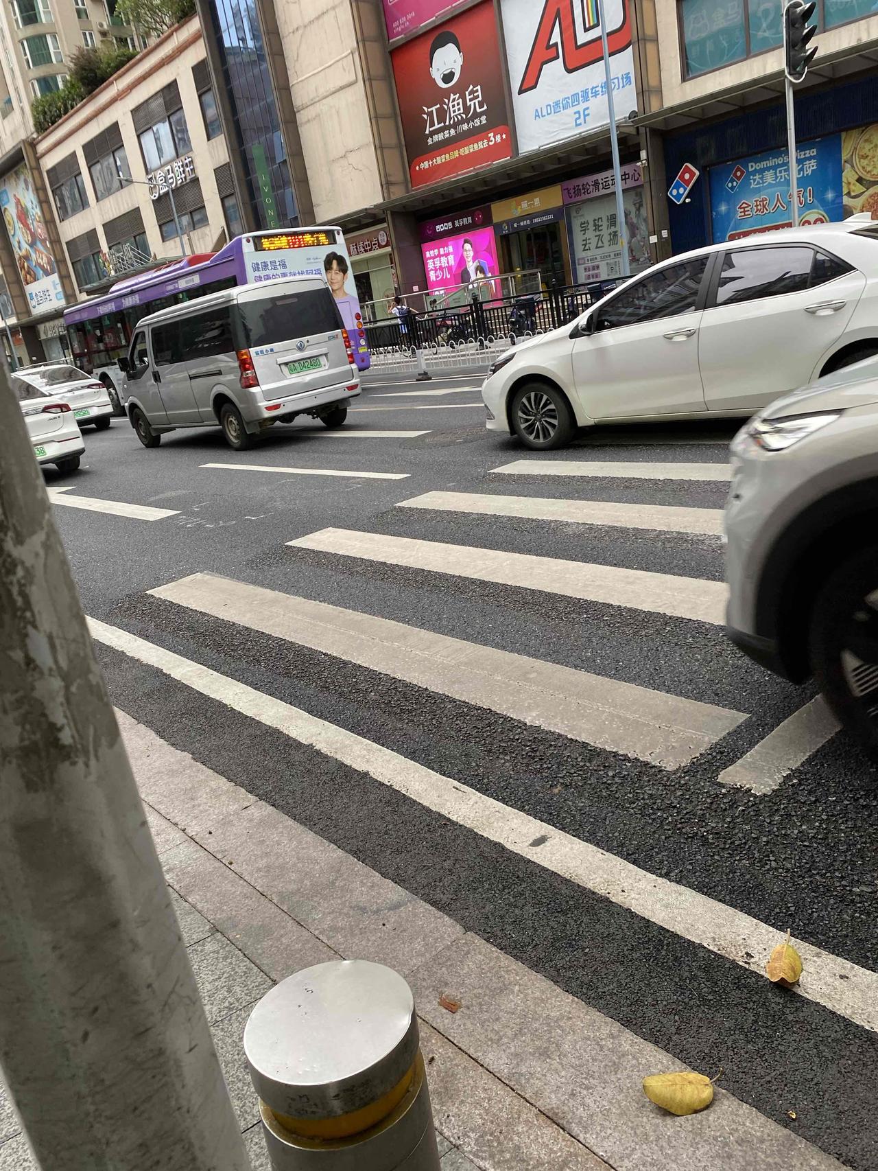 今天一大早出来，感觉天气骤然凉了，昨天刚下过雨，街上空气很清新，地面也很干净。地