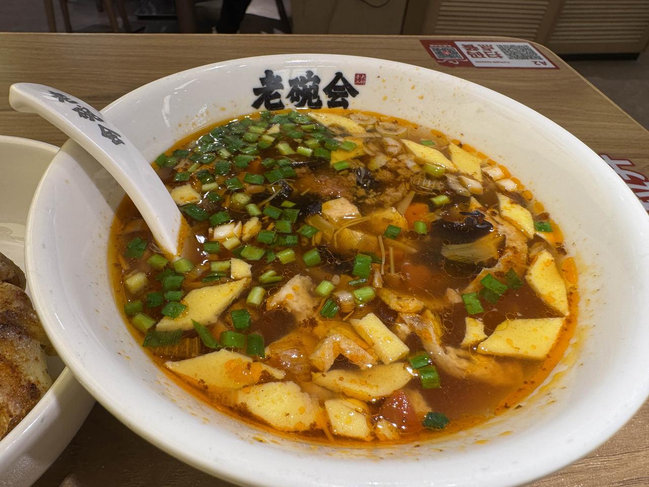 在深圳坪山吃陕西非遗一口香加烤小羊腿，一共45元，都说老碗会贵，但味道好啊！人家