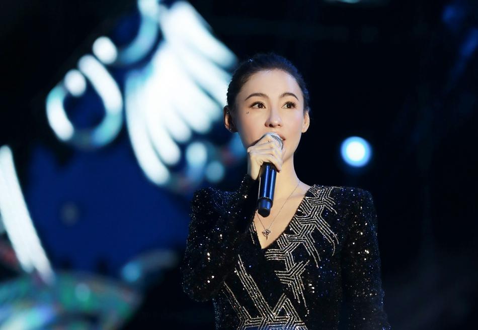 你以为她只想当个好妈妈？她偏要在46岁杀回乐坛重新开始。
今年5月官宣加盟华纳音