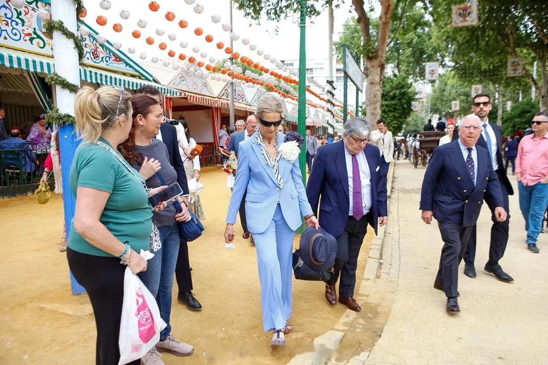 西班牙王室 4月24日，伊莲娜公主在塞维利亚参加四月节第四天的活动，除了女儿维多