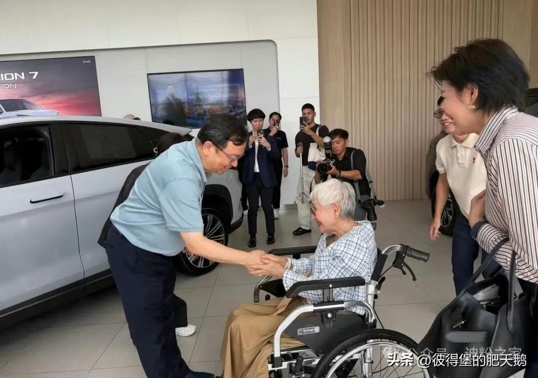 2026年7月19日，比亚迪董事长王传福在泰国为电影《给阿嬷的情书》谢南枝阿姨的