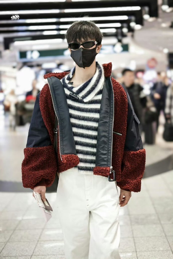李昀锐回国机场look  李昀锐清爽男大穿搭  李昀锐回国机场look，穿搭特别