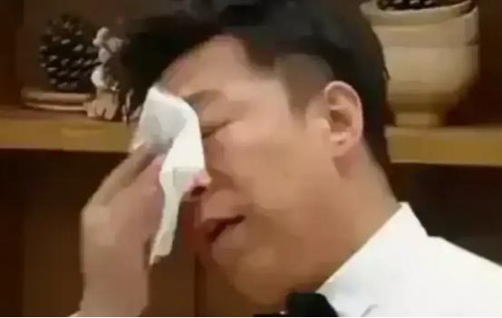 [微风]百亿影帝黄渤，把亲父送进养老院，主持人问他：“您年收入过亿，为什么把老年