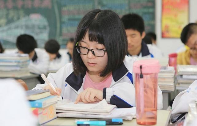 孩子教育最狠真相：别再自我感动式鸡娃了
先泼一盆冷水，多数家长的教育，都是自我感