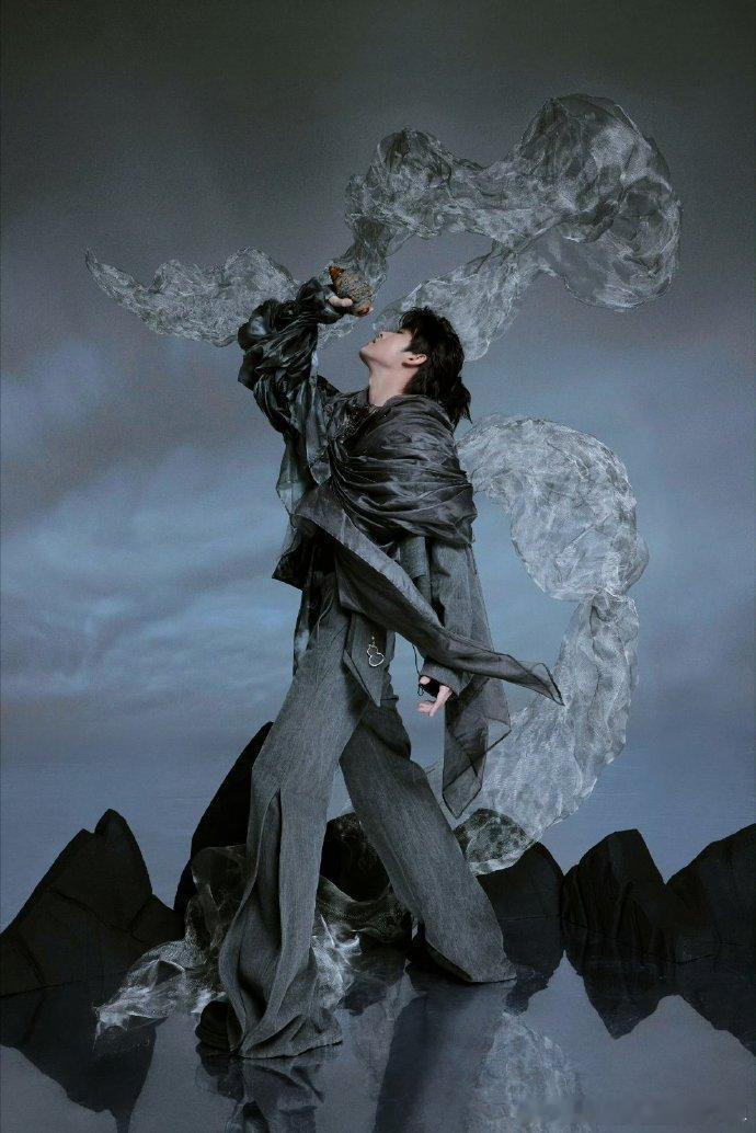 #田嘉瑞中式水墨风高定##田嘉瑞中式水墨风# GQ出图，让我们看到了田嘉瑞在中式