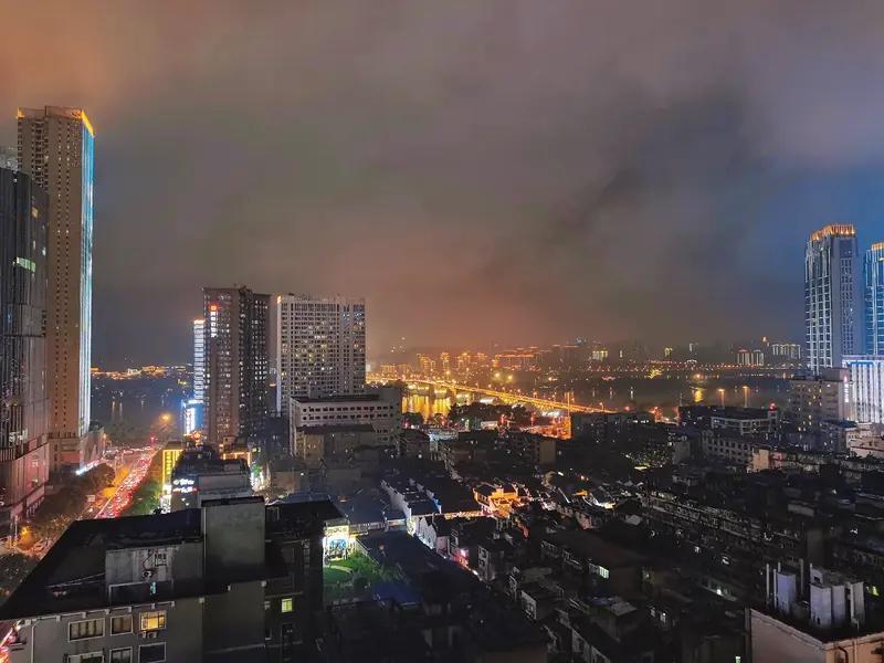 谷谷友说得妙，长沙的雨总算停了，驱散了阴霾。今日太阳一露头，仿佛整个世界都被点亮