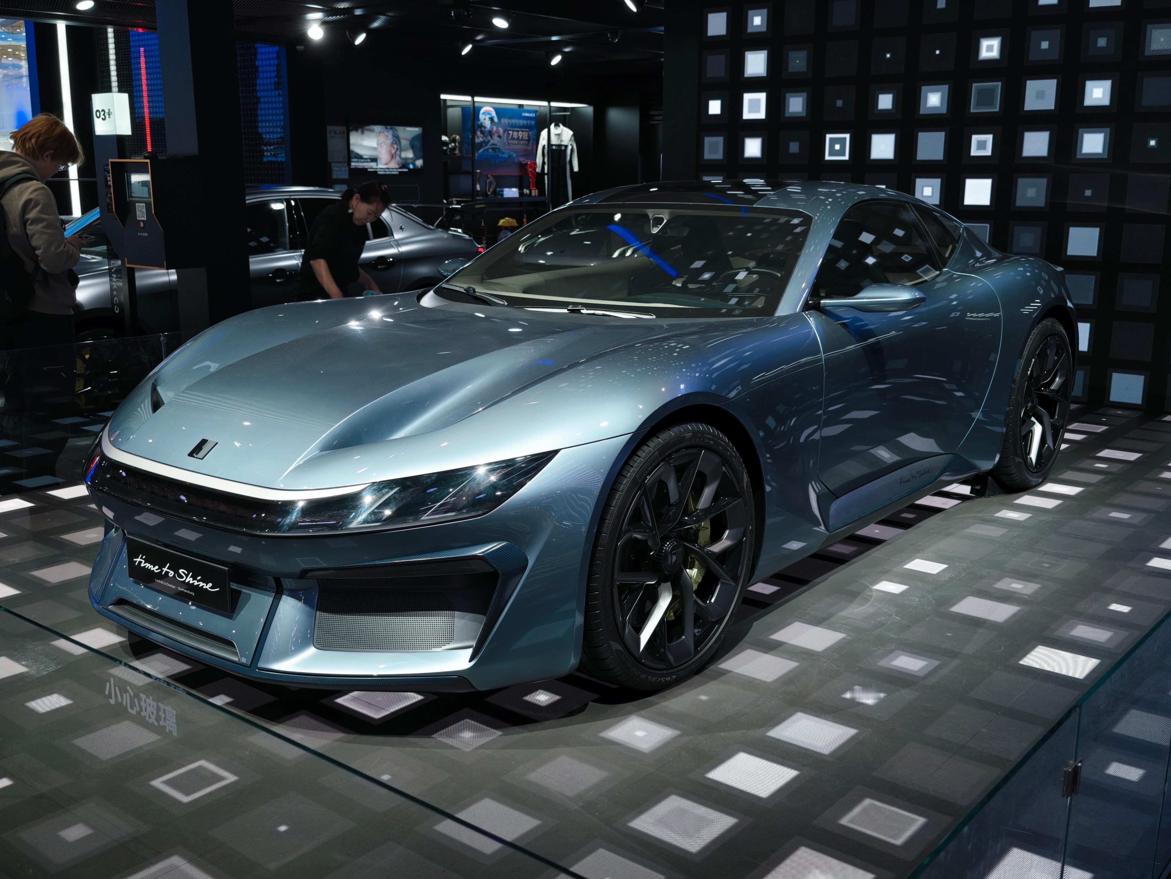 领克GT概念车，很帅啊！比例和车高都非常正确，前中置布局，后驱平台。动力部分，猜