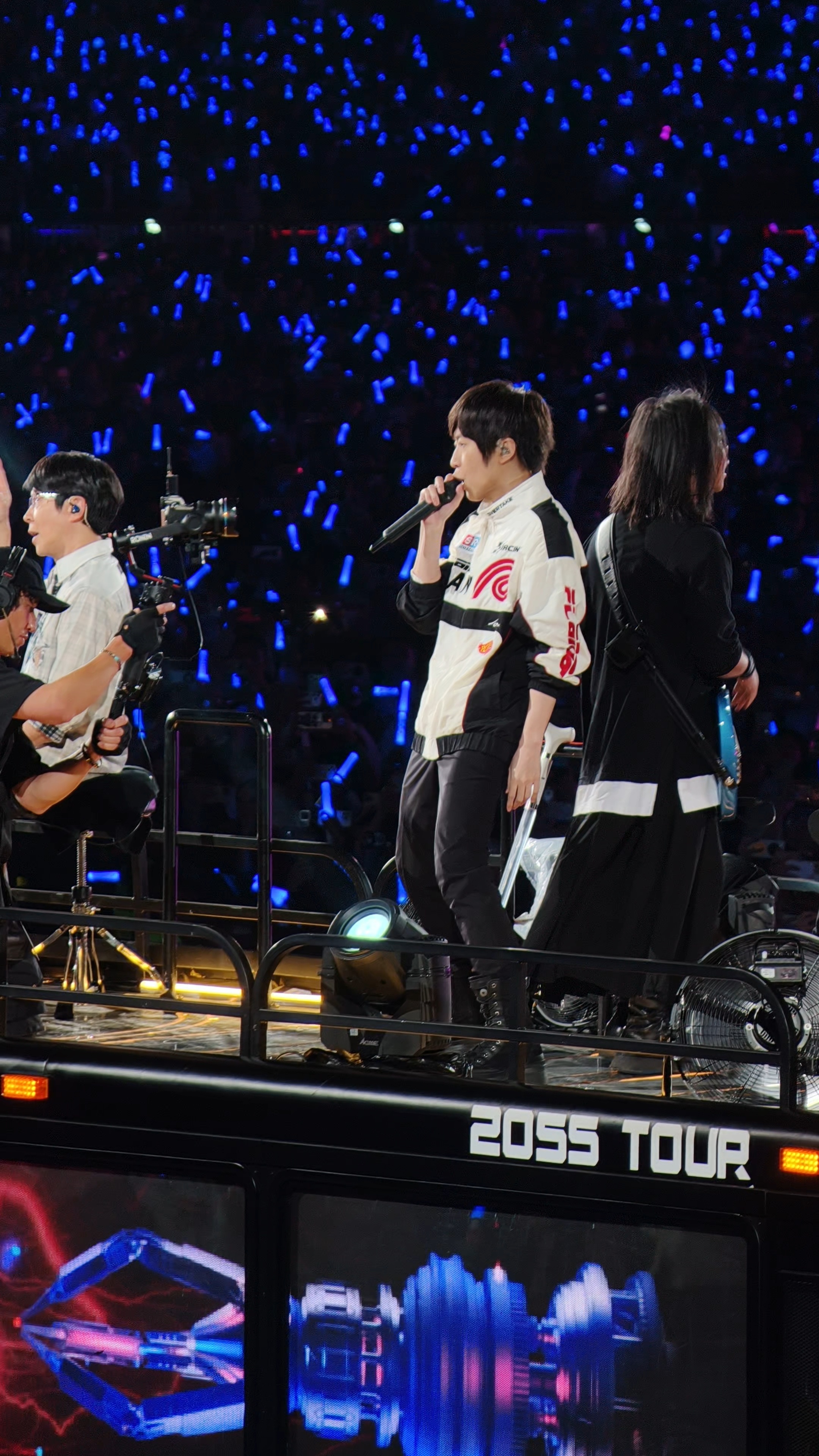 同事用OPPO Find X9 Pro搭配增距镜套装拍五月天，图我放下面了，山顶