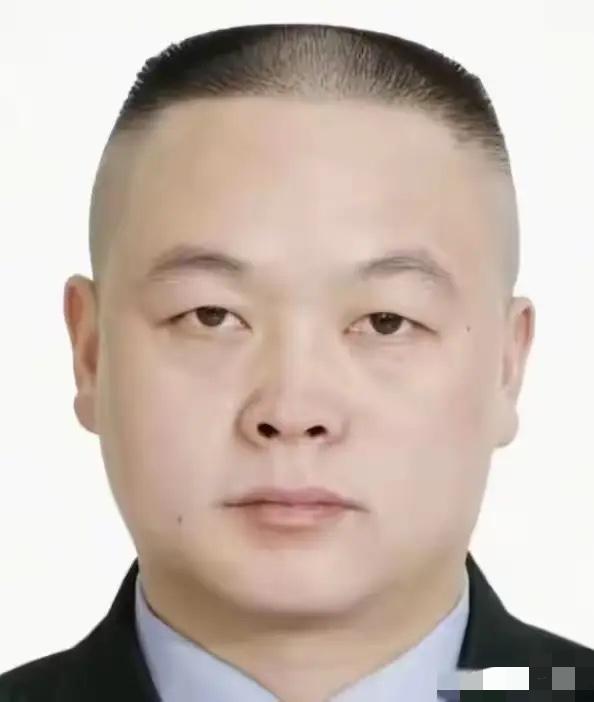 毛新宇真的牺牲了，
但不是牺牲在训练场，
也不是牺牲在与歹徒搏斗的过程中，而是倒