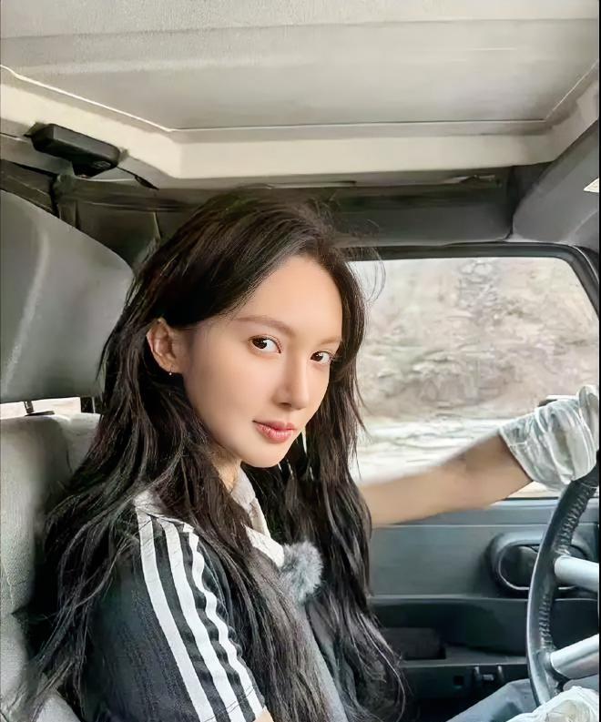 金晨肇事逃逸？那这可真是个大瓜。
据知情人爆料，金晨在去年疑似开车撞到了警示牌与