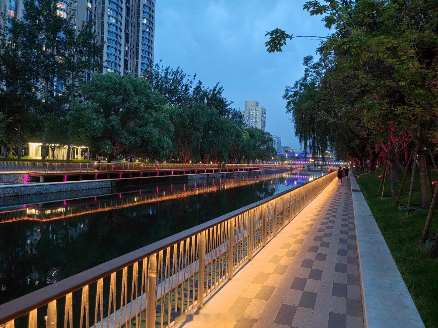 等雨来，雨失约了！跑完了雨也没来望京体育操场早早就关门了，下个雨，至于关门吗？没