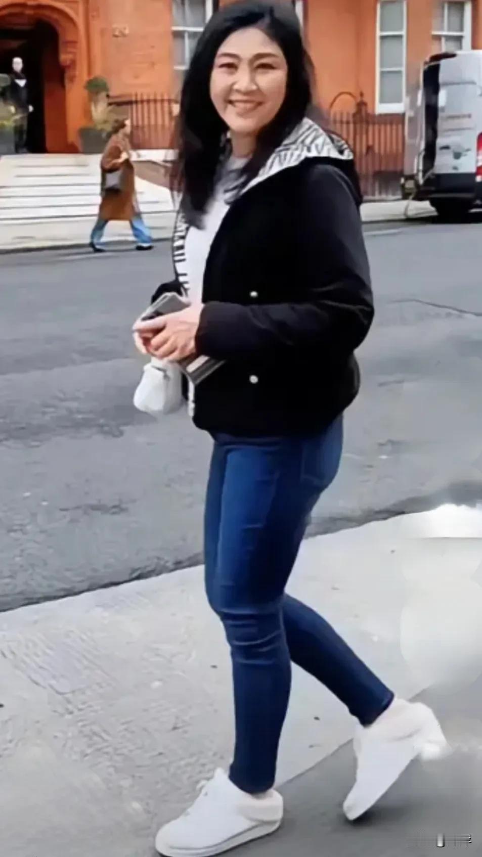 泰国前总理.英拉现身街头感觉她比以前胖了点，在也没有以前的光环。普普通通一人逛街