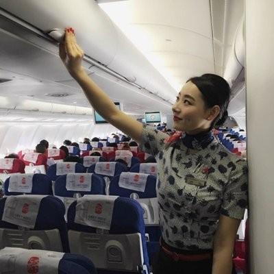 看看这张抓拍。一个留着寸头、身材五大三粗的男人走下飞机，眉头紧锁，满脸的戾气隔着