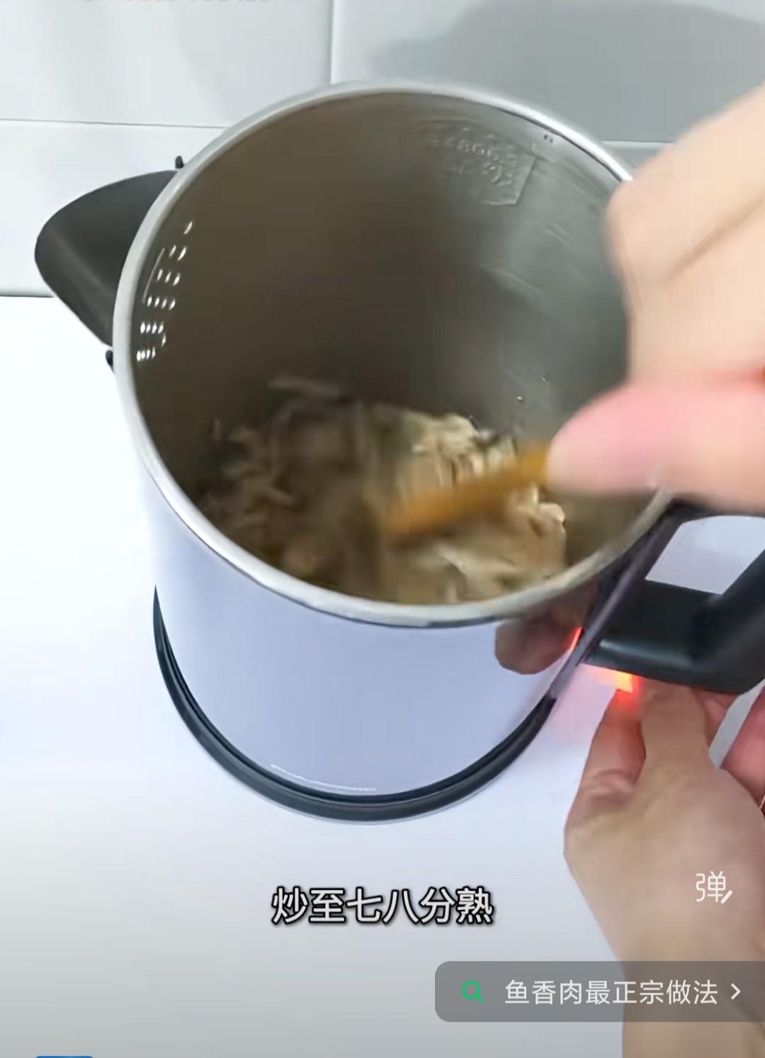 看视频是真能学到东西啊——人家全程在教鱼香肉丝的做法，我全程都惊叹于博主的烧菜工