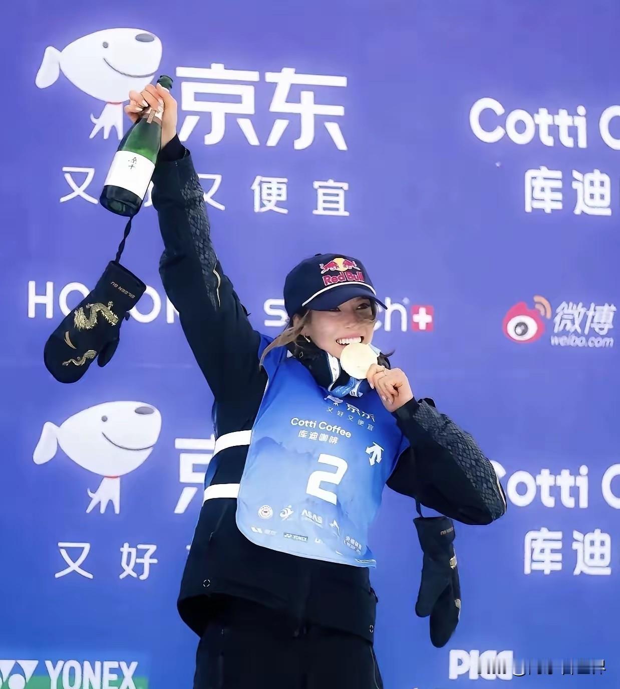 据福克斯新闻2月19日报道，谷爱凌表示，她因代表中国参赛而在美国受到的待遇已经升