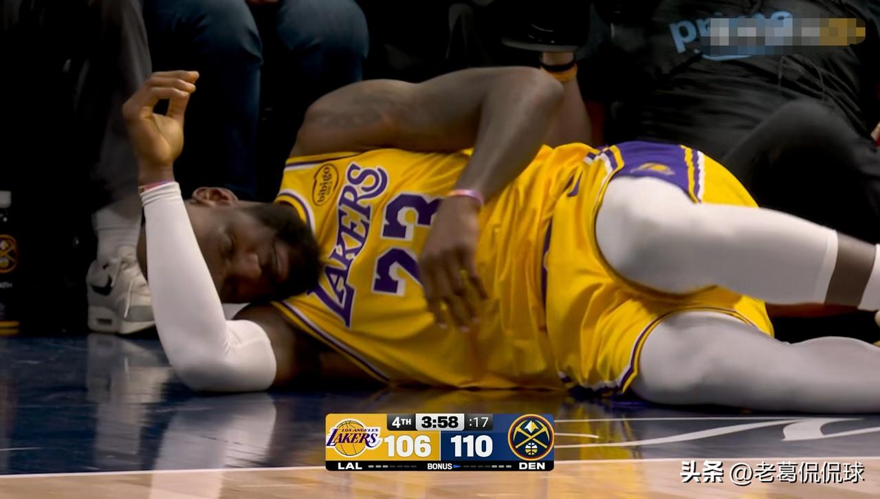 湖人老将詹姆斯真是太让人心疼了！在今天湖人客场挑战掘金的焦点战中，当时比赛进行到