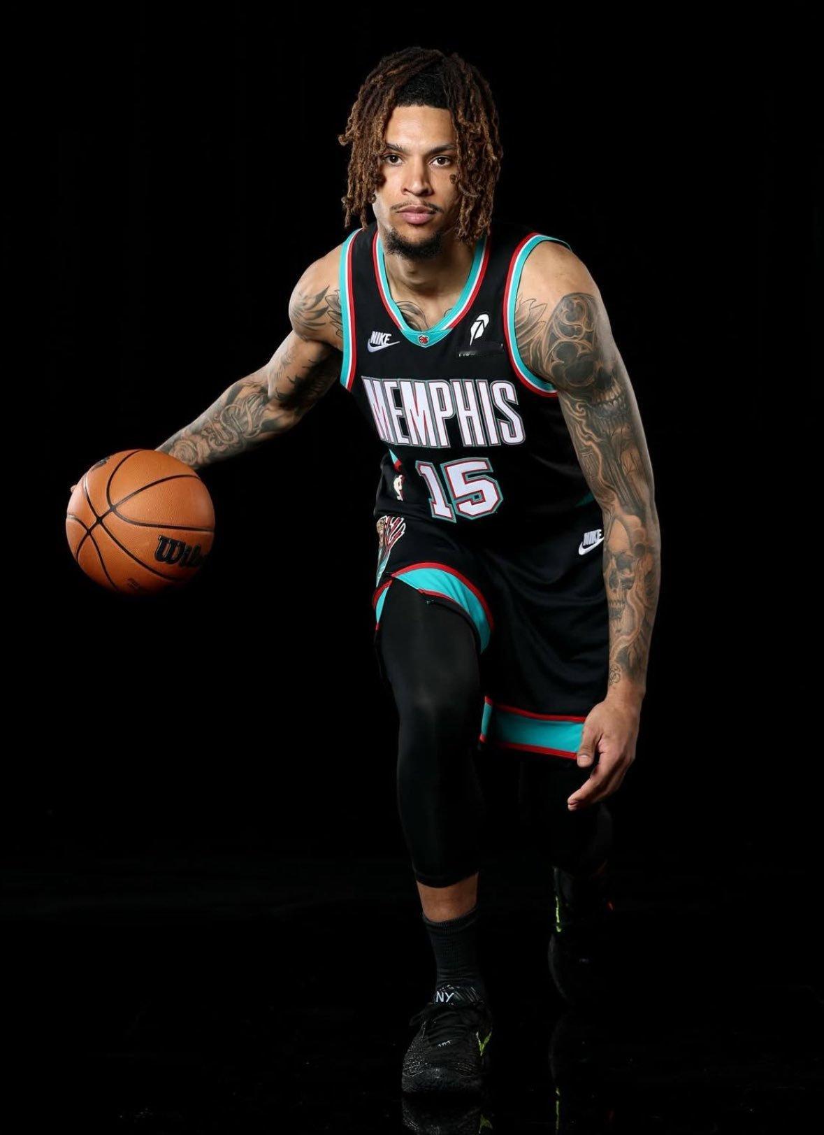 好不容易从右膝手术中恢复过来的克拉克，刚打第二场比赛又伤了，这一次是二级右小腿拉