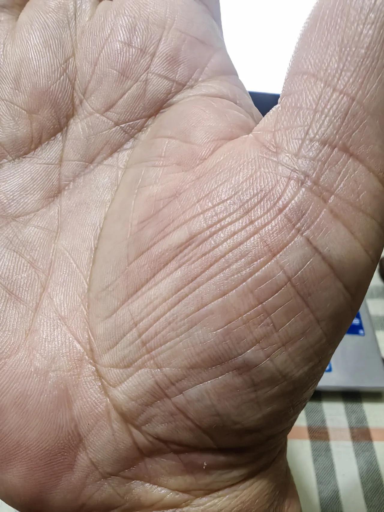 我的手掌掌纹。一位关心我的前辈科学家看到照片，转发给了他一位研易的朋友，那位告诉