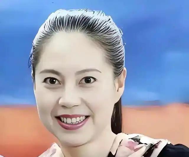 她在比赛期间叛逃美国，令中国队遭受重创，32年后回国，目的不是道歉，而是圈钱。北