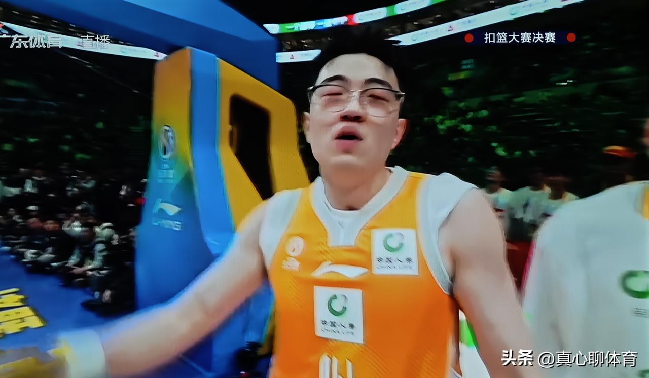 飞越226CM的徐昕，张鼎岩帮助外卡选手卫冕扣篮王[给力][给力][给力]
扣篮