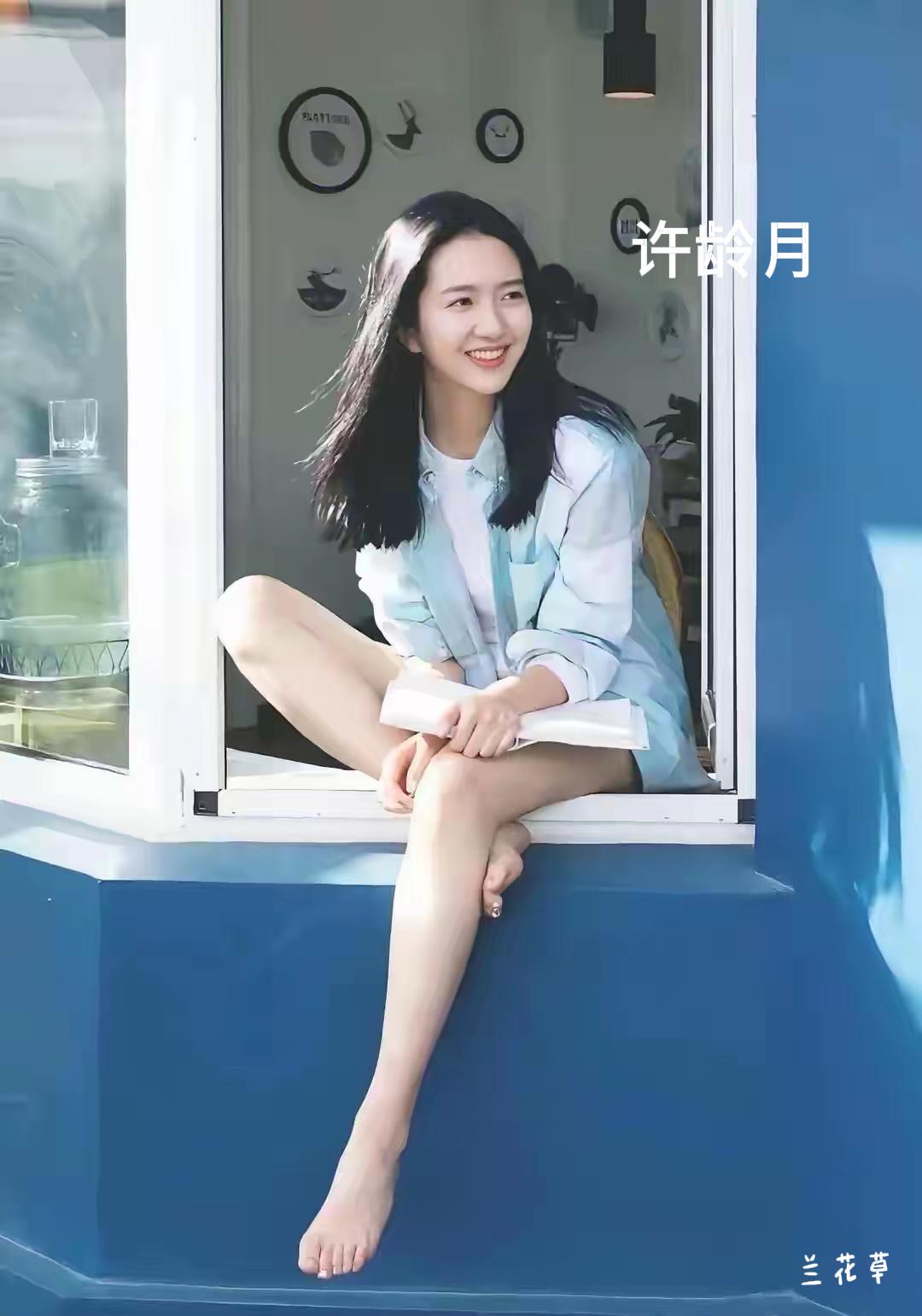 美女很多，但我一个都不认识。  
据介绍，她们分别是许龄月，顾丹凝，卢昱晓。
都