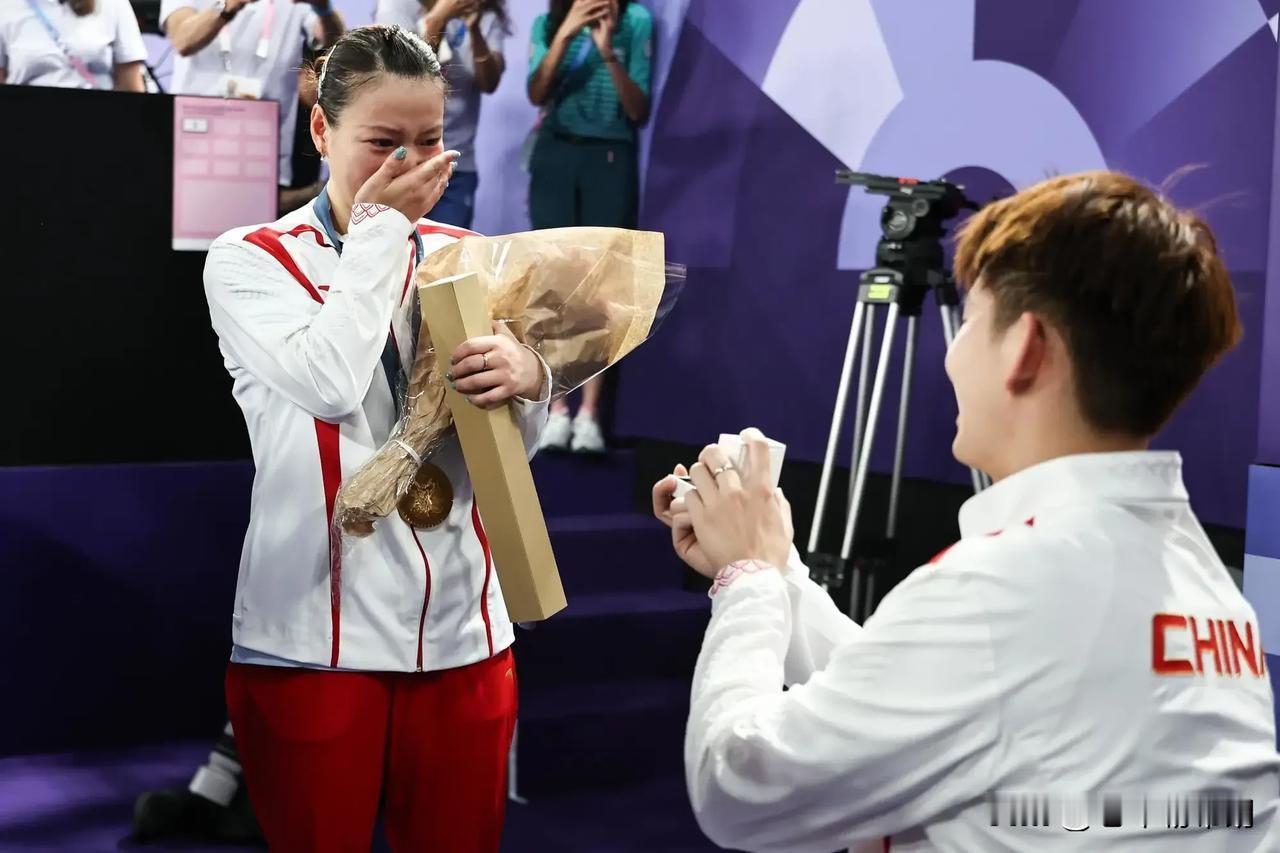 组图：刘雨辰单膝跪地求婚，黄雅琼掩面落泪随后戴上钻戒

8月2日消息，今日羽毛球