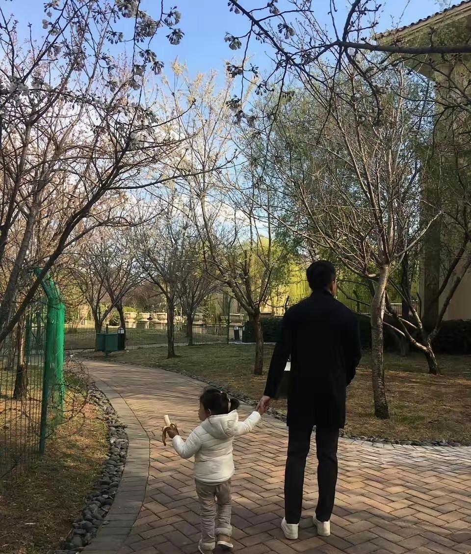 小月儿没了妈，但没缺过爱。
爸天天陪，继母接送上下学，奶奶视频催着吃饭。
穿的不