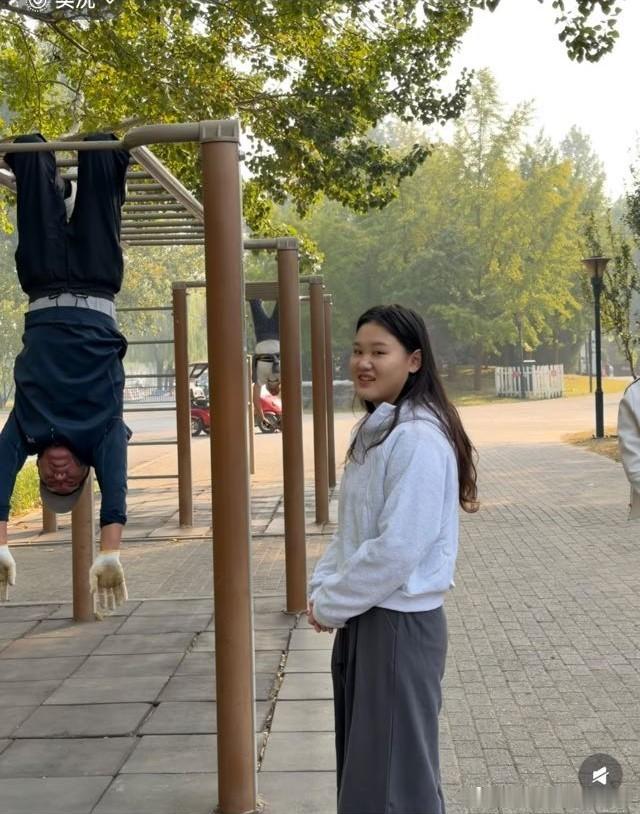 网友在朝阳公园跑步的时候遇见张家齐了，她在看大爷吊单杠。她住在朝阳公园附近？那我