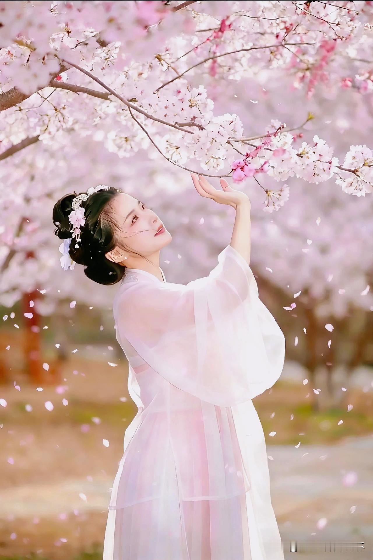 上联：花落莺飞春渐远
下联：有请雅士[玫瑰][玫瑰][玫瑰]